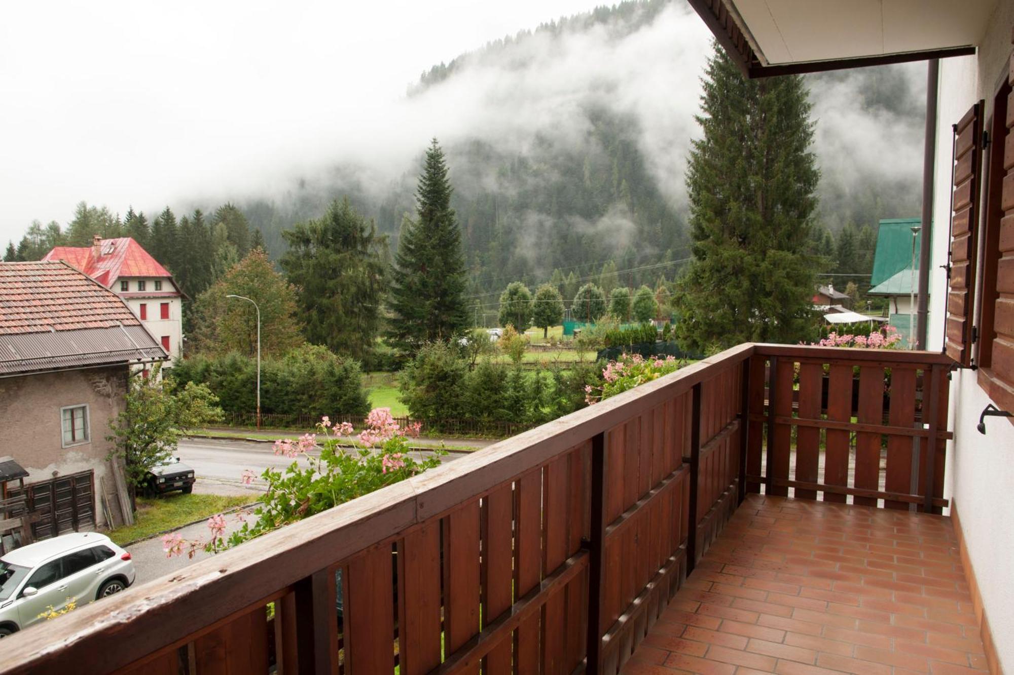 Garni Mariolina Bed and Breakfast Falcade Exteriör bild