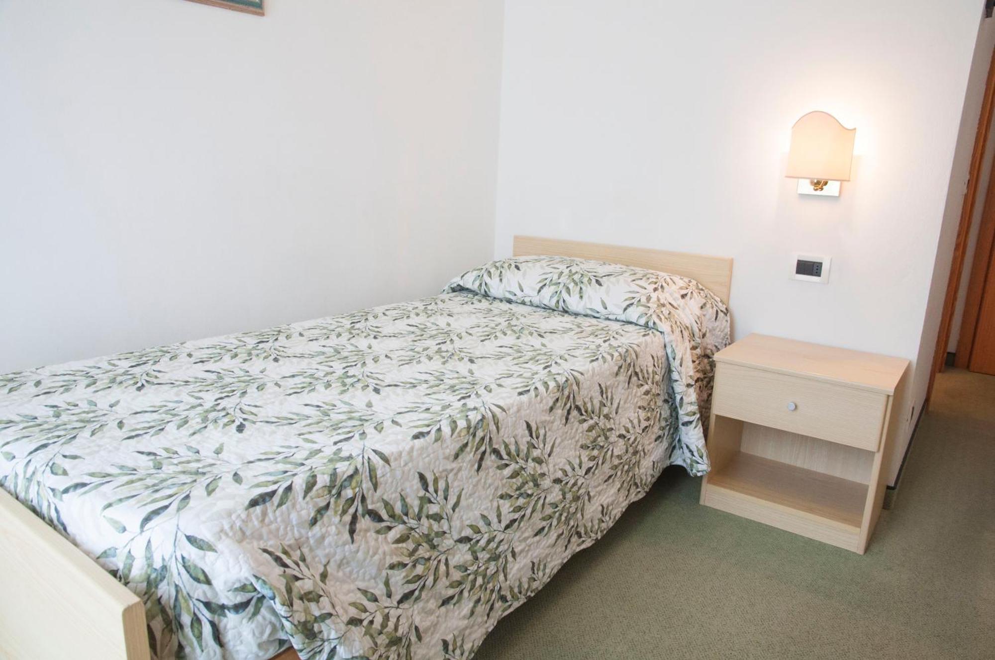 Garni Mariolina Bed and Breakfast Falcade Exteriör bild