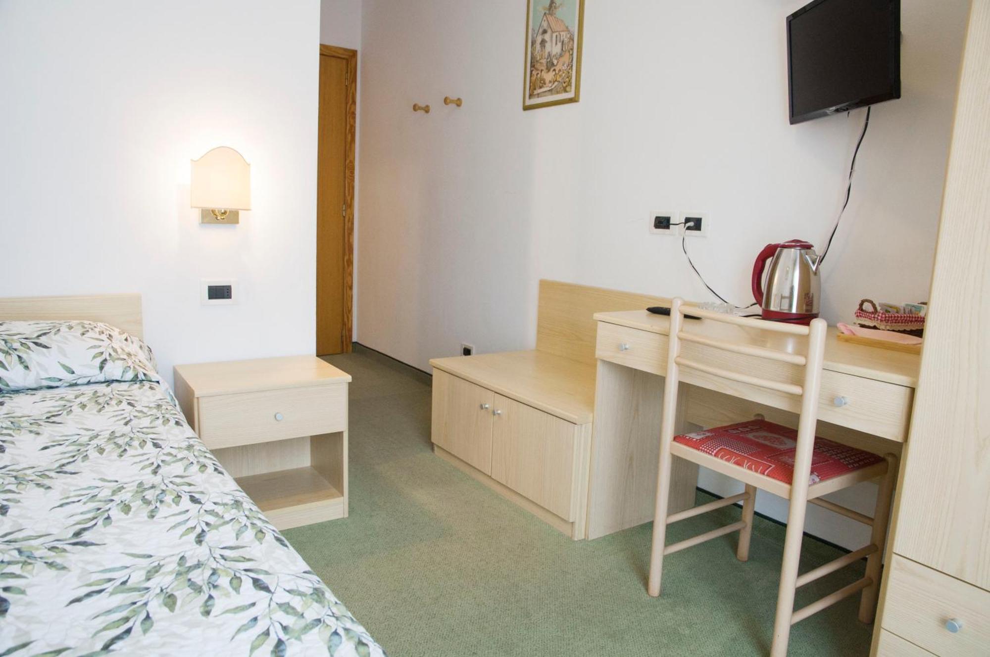Garni Mariolina Bed and Breakfast Falcade Exteriör bild