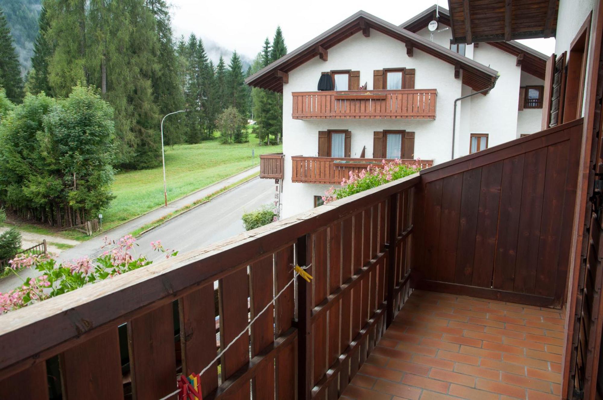 Garni Mariolina Bed and Breakfast Falcade Exteriör bild