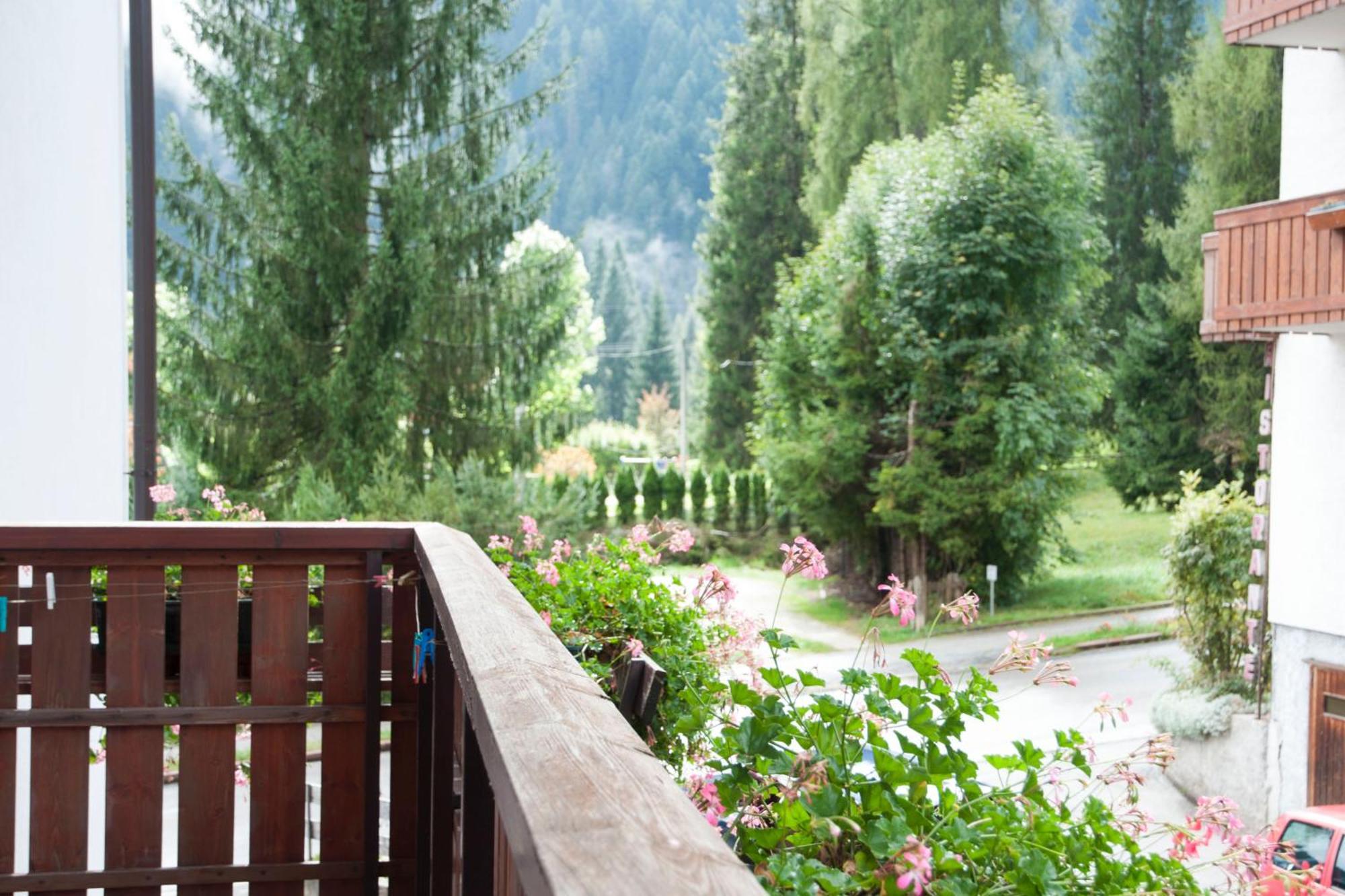 Garni Mariolina Bed and Breakfast Falcade Exteriör bild